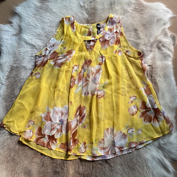 Yellow Floral Sleeveless Blouse - Picture 6 of 7